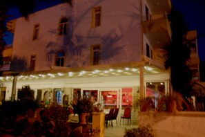 Fachada de la propiedad por la tarde o noche