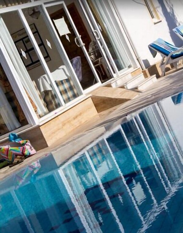 Outdoor pool, pool umbrellas, sun loungers - Ekin Hotel (Marmaris)