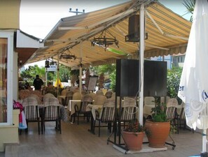供应早餐、午餐和晚餐，土耳其菜