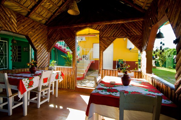 Petit déjeuner et déjeuner servis sur place, spécialités Cuisine cubaine