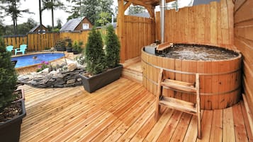 Outdoor spa tub