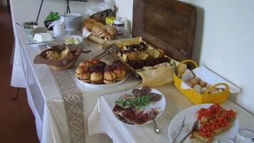 Free daily buffet breakfast