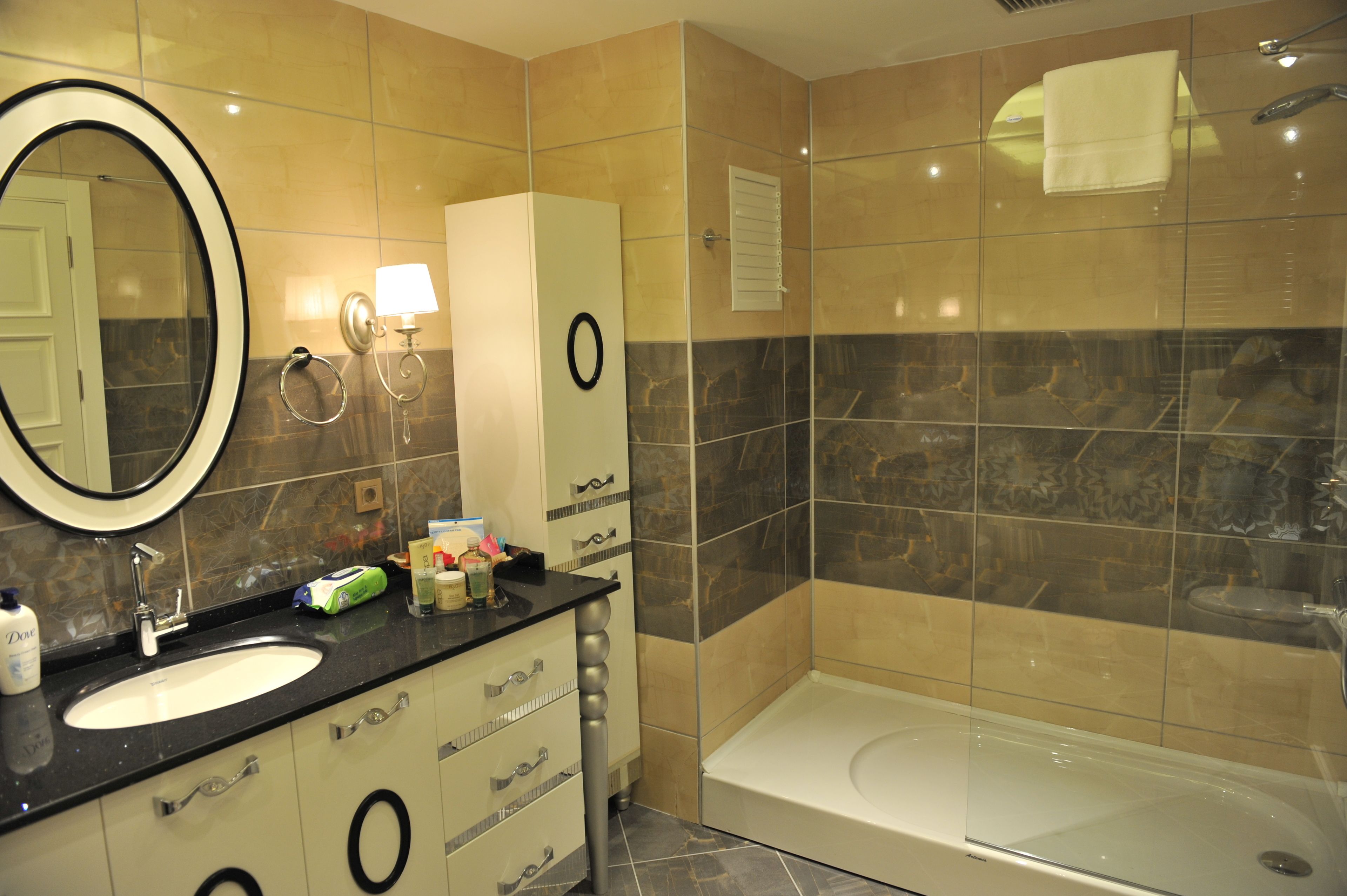 standard studio suite | bathroom | shower, free toiletries, hair dryer, slippers