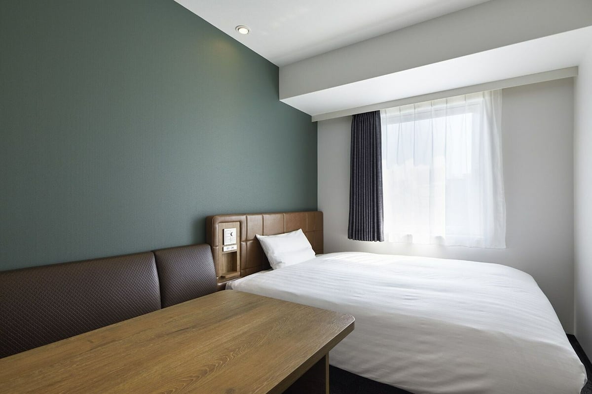 Cubrecamas, escritorio y cortinas blackout