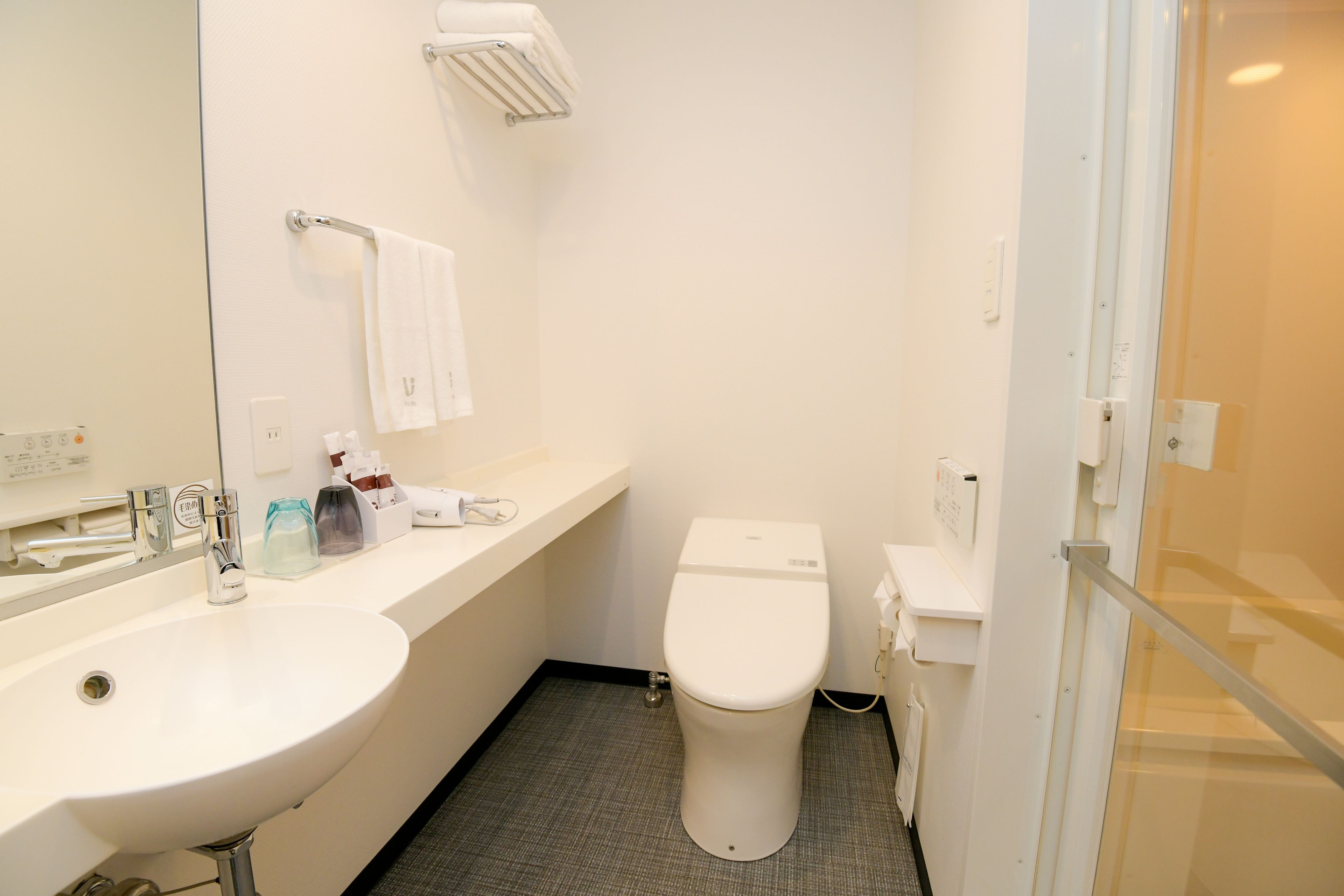 standard twin room, non smoking | bathroom | combined shower/bathtub, free toiletries, hair dryer, bathrobes
