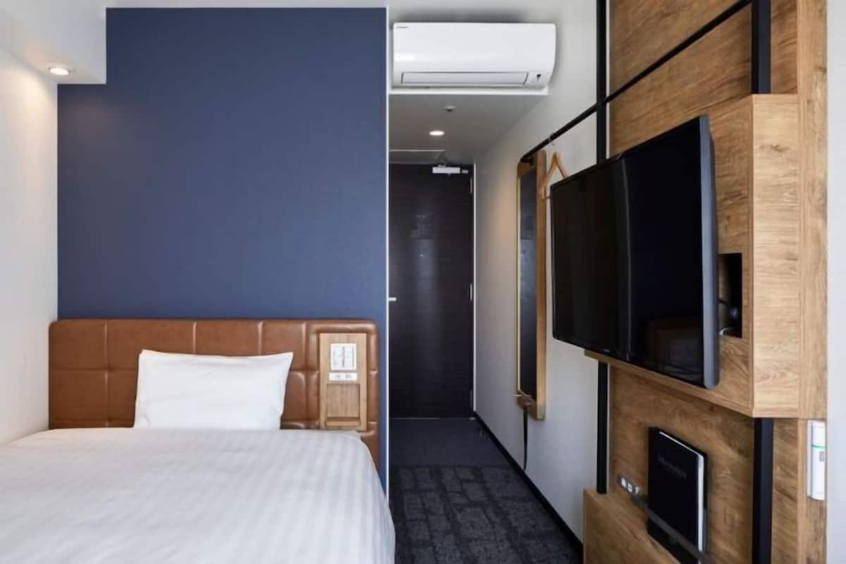 Cubrecamas, escritorio y cortinas blackout