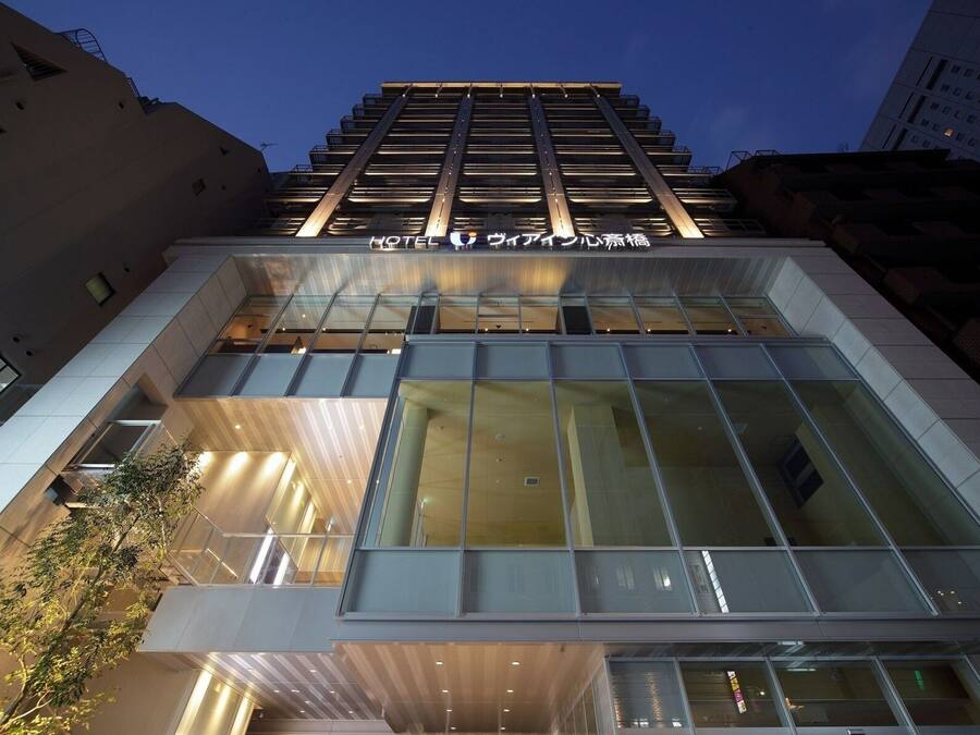 Fachada de la propiedad por la tarde o noche