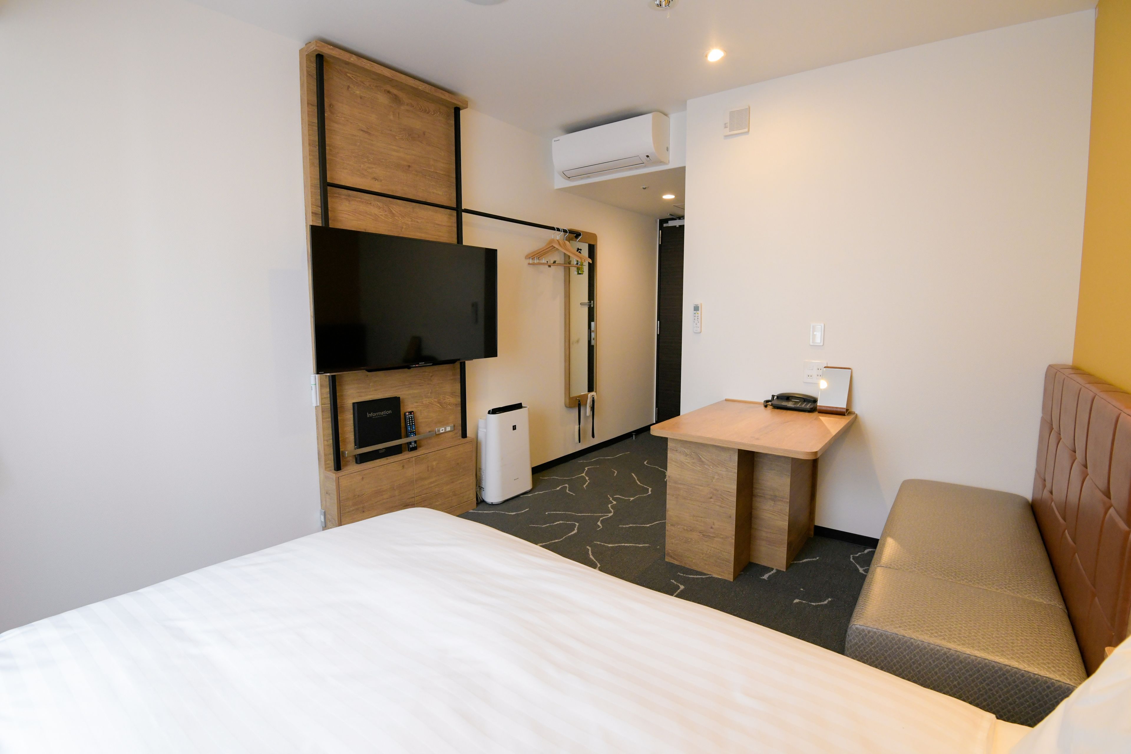 deluxe double room, non smoking | down duvets, desk, blackout curtains, iron/ironing board