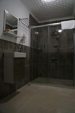 Family Quadruple Room, Non Smoking, Garden View | Bathroom | Deep soaking tub, free toiletries, hair dryer, slippers - Cunda Sır Otel (Ayvalik)