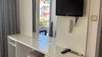 Monolocale Standard | Minibar, una scrivania, insonorizzazione, Wi-Fi gratuito