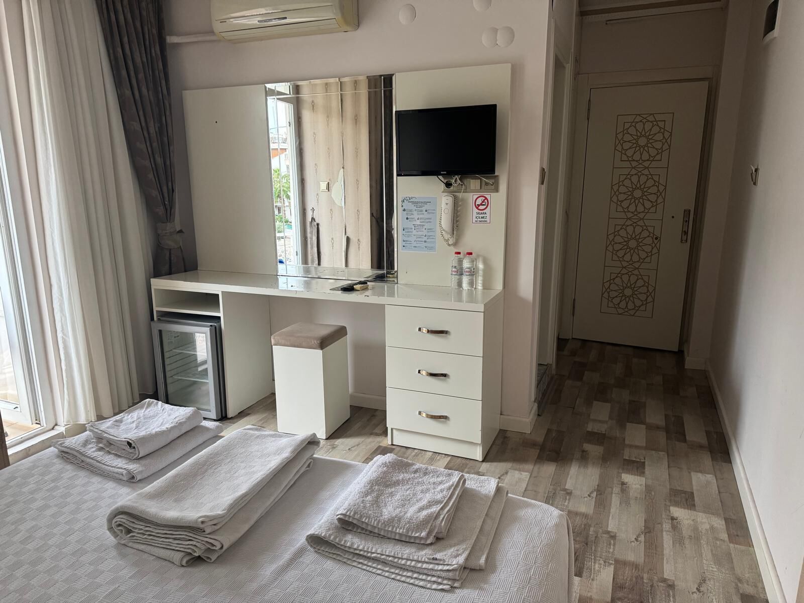 Minibar, escritorio, sistema de insonorización y wifi gratis 