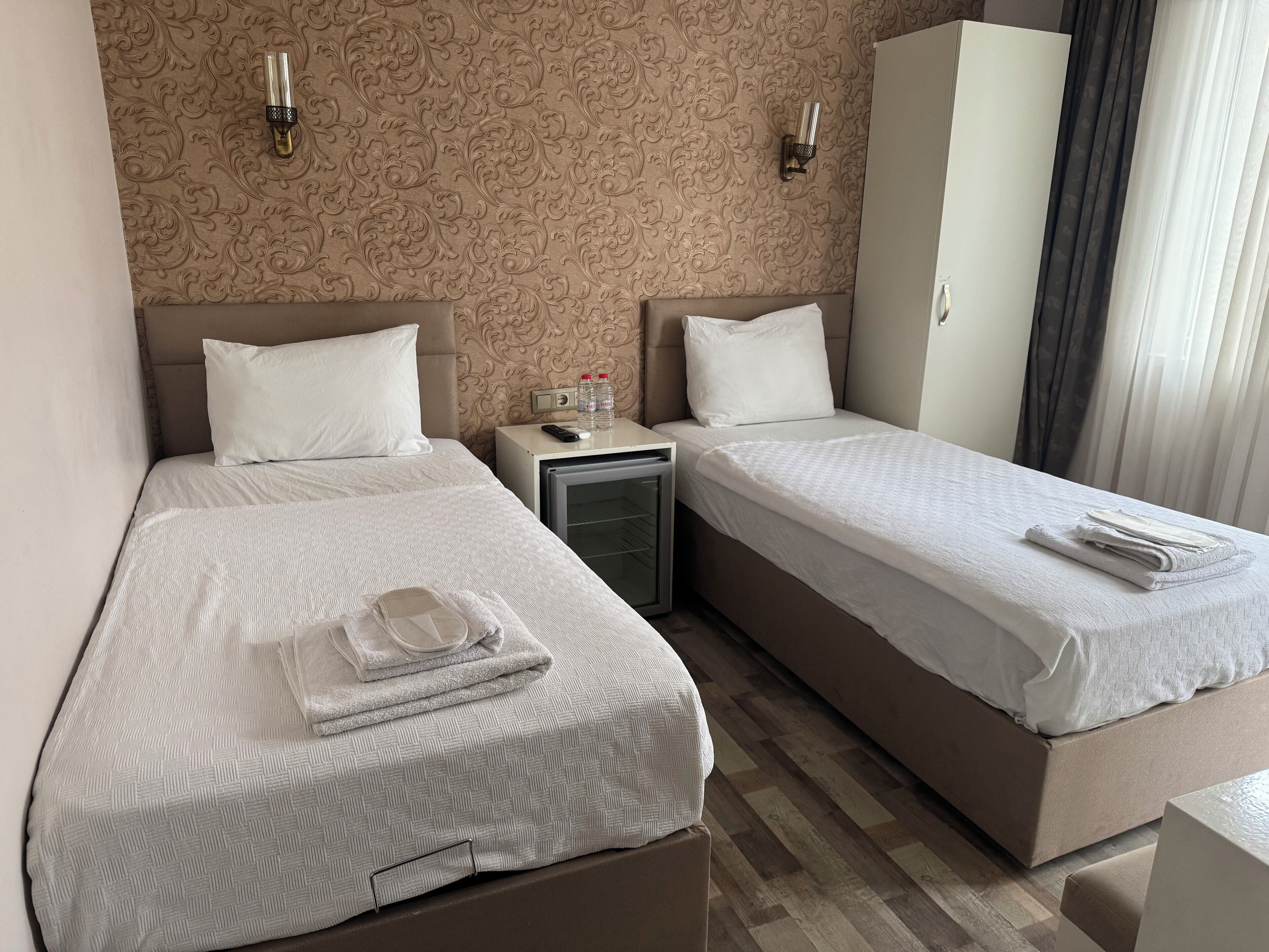 Minibar, escritorio, sistema de insonorización y wifi gratis 