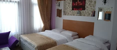 Sengetøy av topp kvalitet, minibar, skrivebord og blendingsgardiner