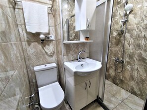 Standard Triple Room | Bathroom | Shower, rainfall showerhead, free toiletries, hair dryer - Grafen Hotel (Istanbul)