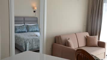 Penthouse exclusivo | Área de sala de estar | Televisión de pantalla plana de 70 cm con canales vía satélite
