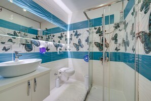 Ducha, artículos de tocador gratuitos, secador de pelo, pantuflas