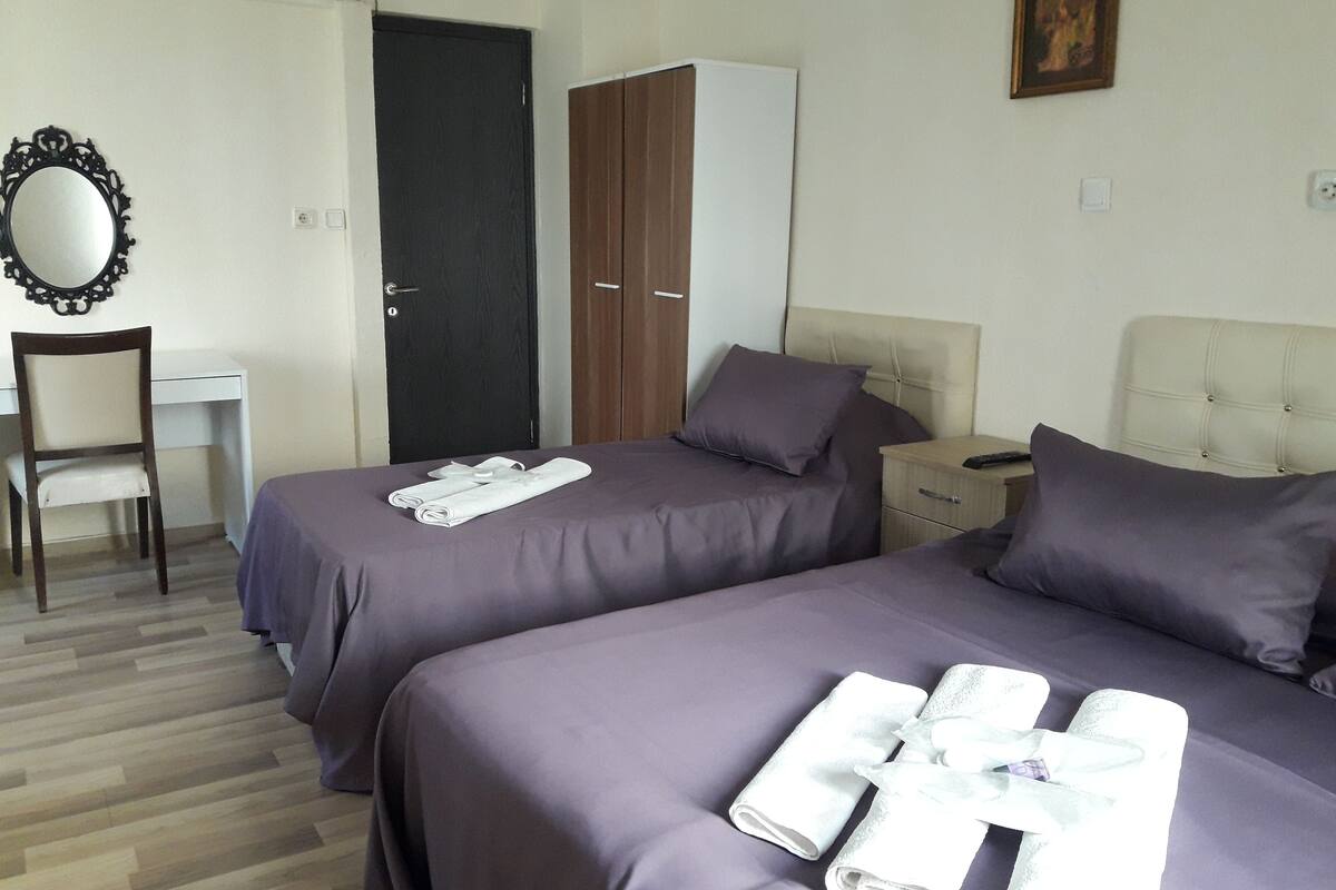 Chambre Triple Standard | Bureau, fer et planche à repasser, Wi-Fi gratuit