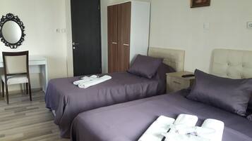 Chambre Triple Standard | Bureau, fer et planche à repasser, Wi-Fi gratuit