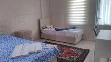 Chambre Triple Standard | Salle de bain | Douche, articles de toilette gratuits, sèche-cheveux, chaussons