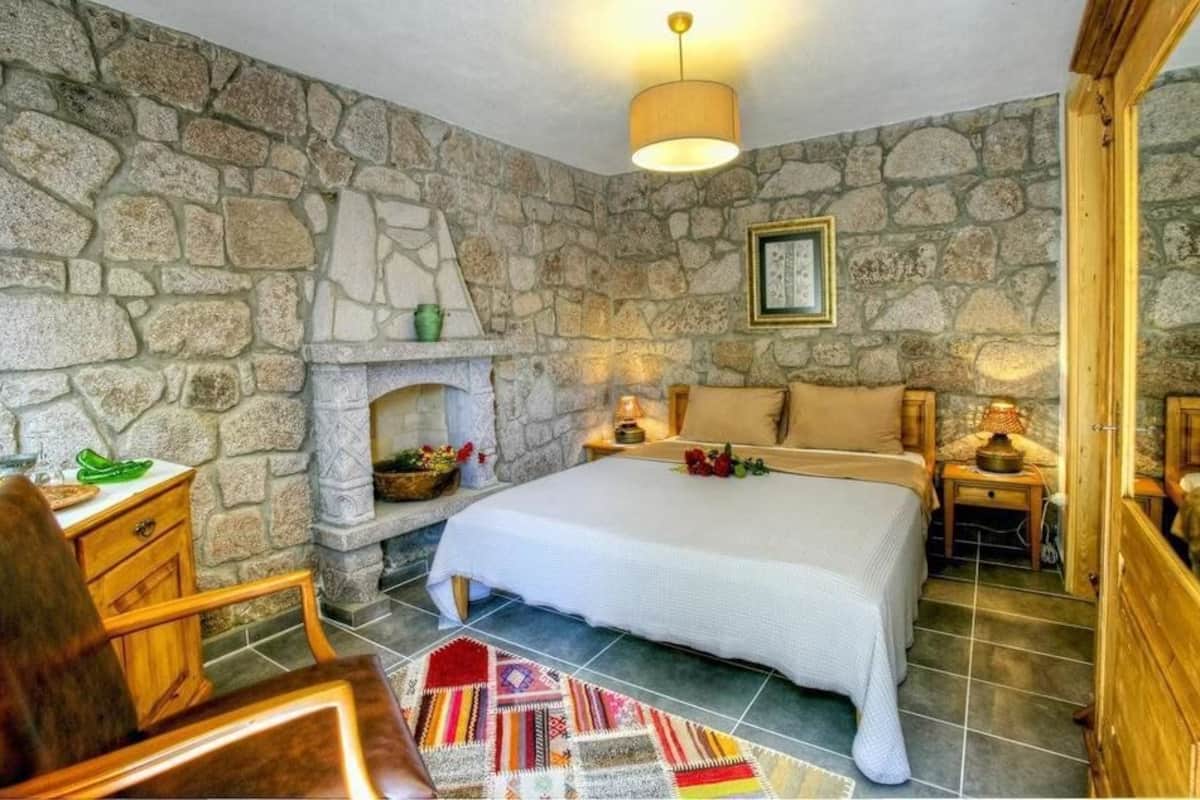 minibar, desk, iron/ironing board, free wifi