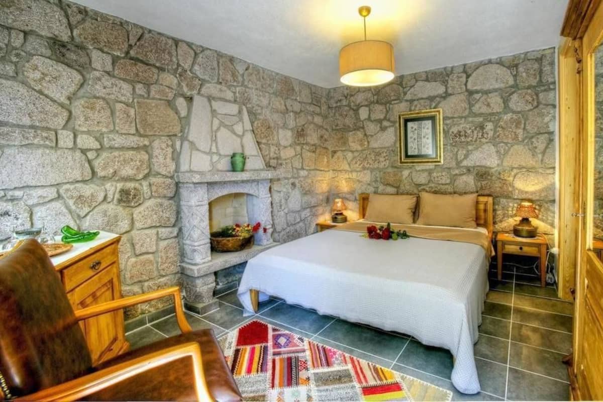Minibar, desk, iron/ironing board, free WiFi