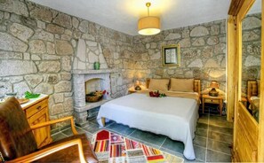 Minibar, meja kerja, setrika/meja setrika, dan Wi-Fi gratis