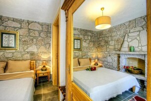 Minibar, escritorio, tabla de planchar con plancha y wifi gratis 