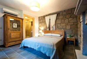 Minibar, escritorio, tabla de planchar con plancha y wifi gratis