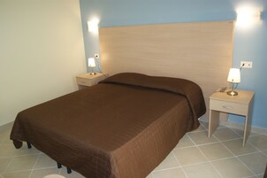 Habitación Deluxe con 1 cama doble o 2 individuales, planta baja | Edredones de plumas, minibar, escritorio y cortinas opacas