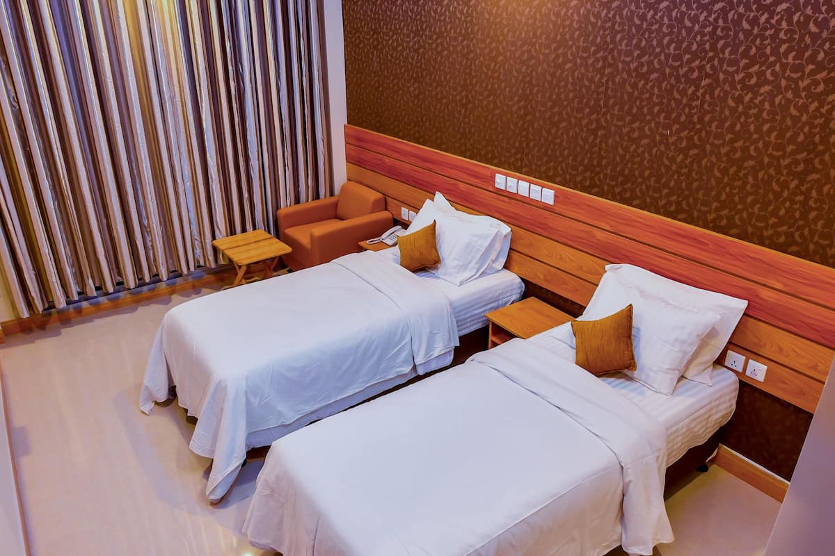 standard room | minibar, in-room safe, desk, laptop workspace