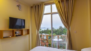 Honeymoon Suite | Minibar, in-room safe, desk, laptop workspace