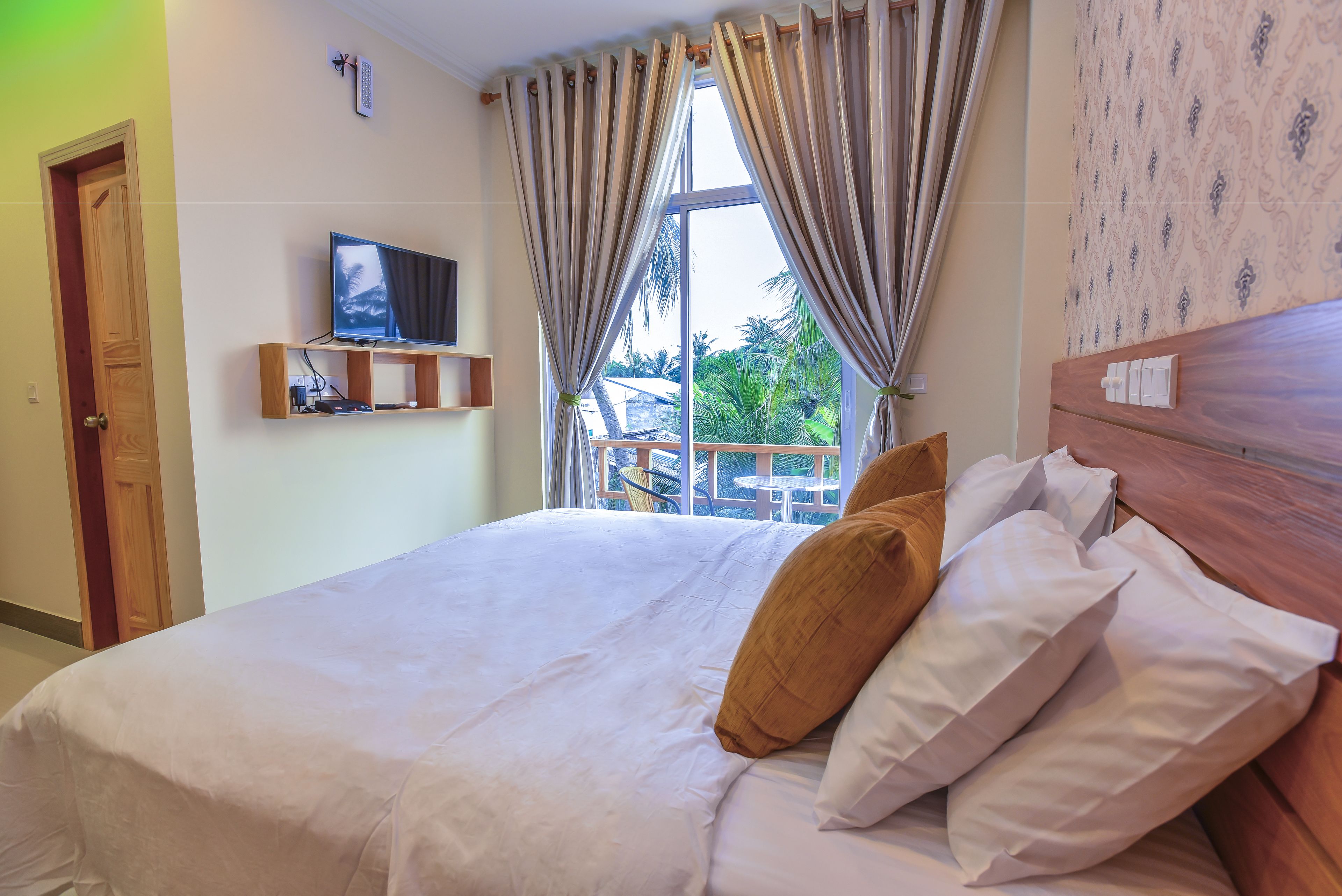 deluxe double or twin room | minibar, in-room safe, desk, laptop workspace