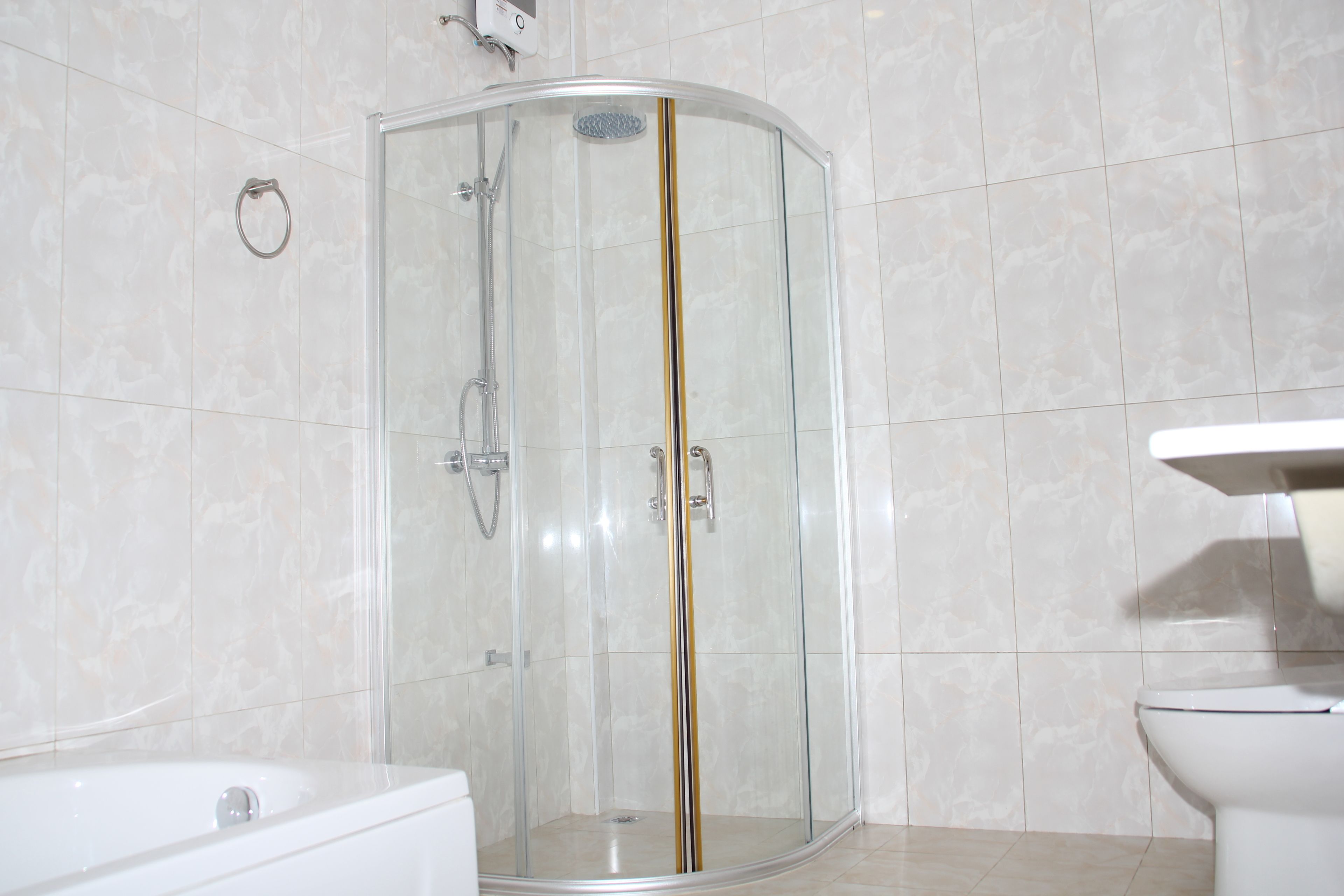 honeymoon suite | bathroom | free toiletries, towels