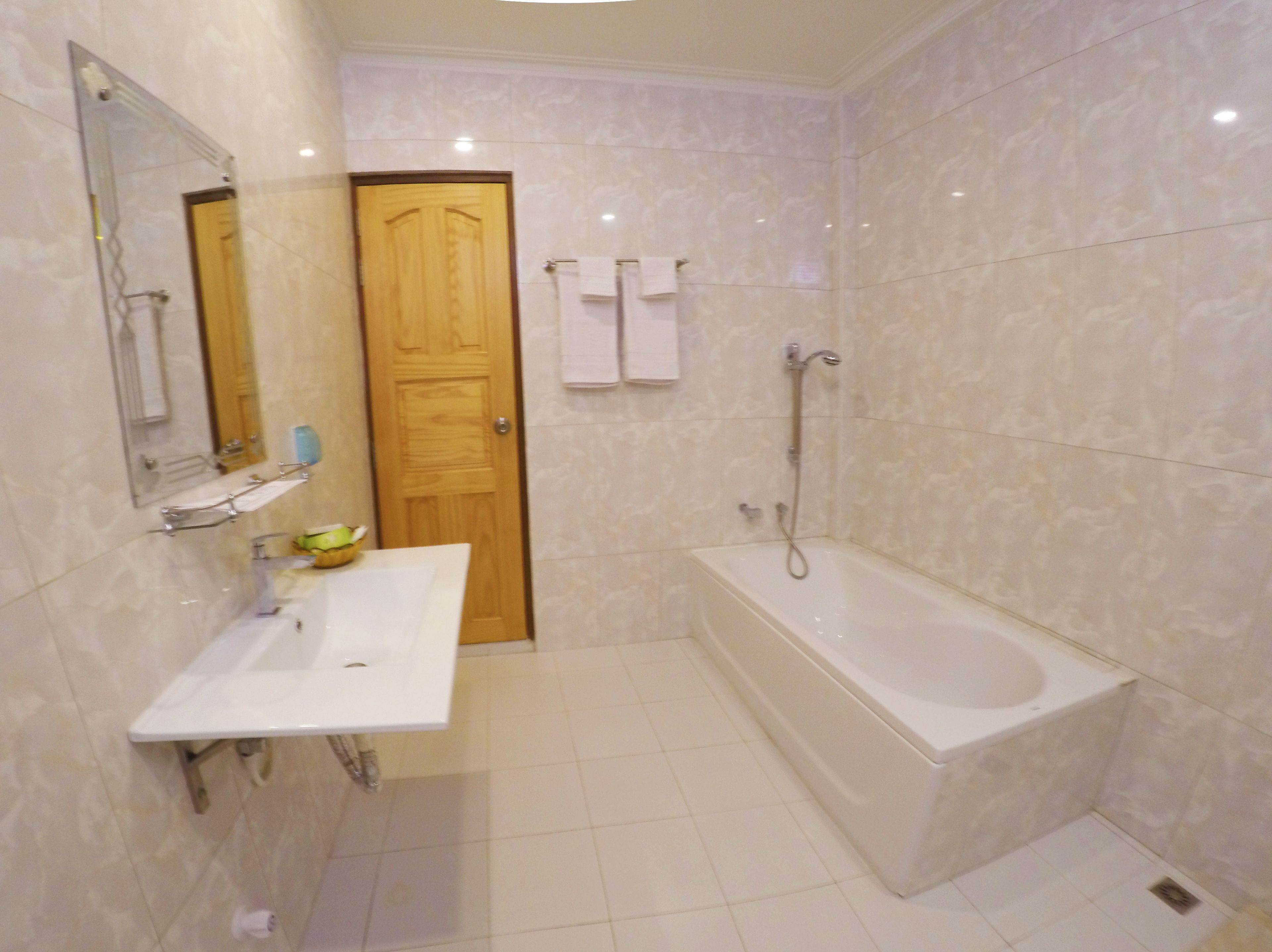 honeymoon suite | bathroom | free toiletries, towels