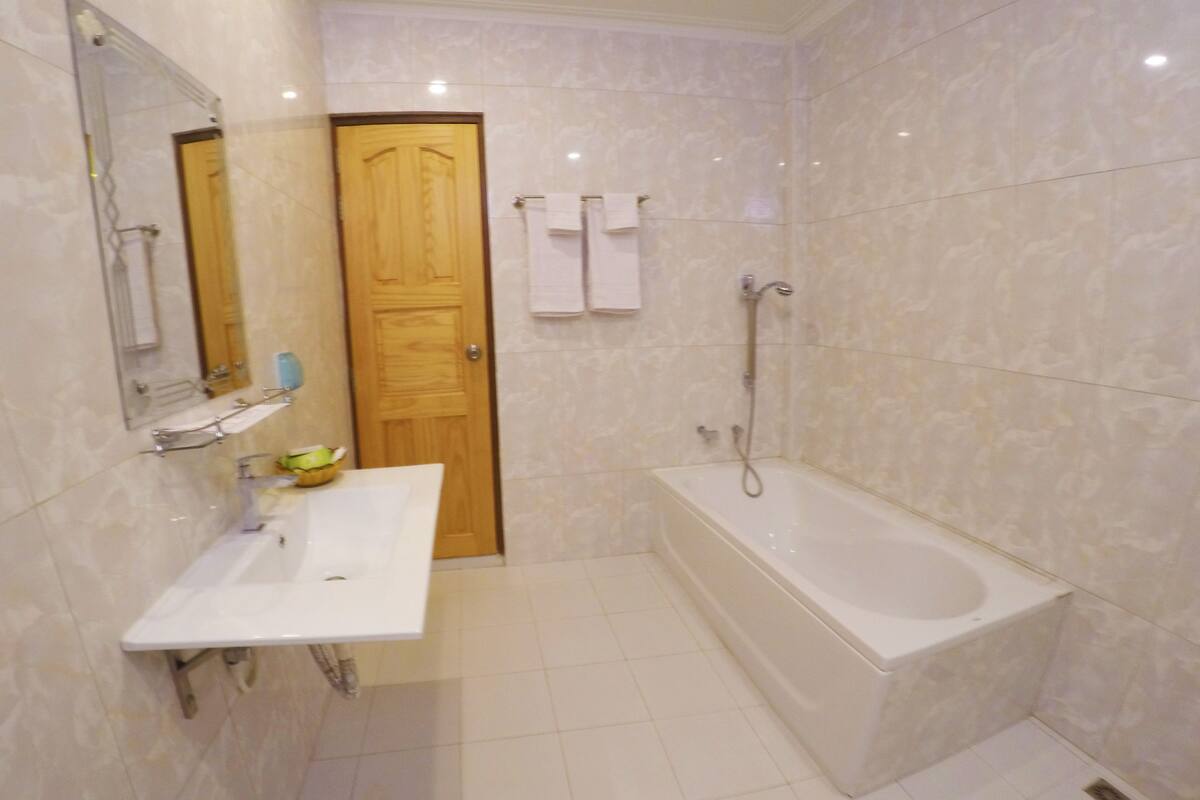 honeymoon suite | bathroom | free toiletries, towels