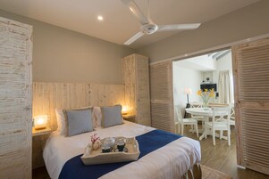 Apartamento, 2 quartos, vista para o mar, de frente para o oceano | 1 quarto, roupas de cama premium, cofres nos quartos