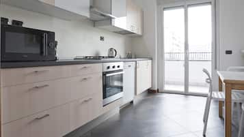 Apartment (2 Bedrooms) | Private kitchen | Fridge, microwave, oven, stovetop