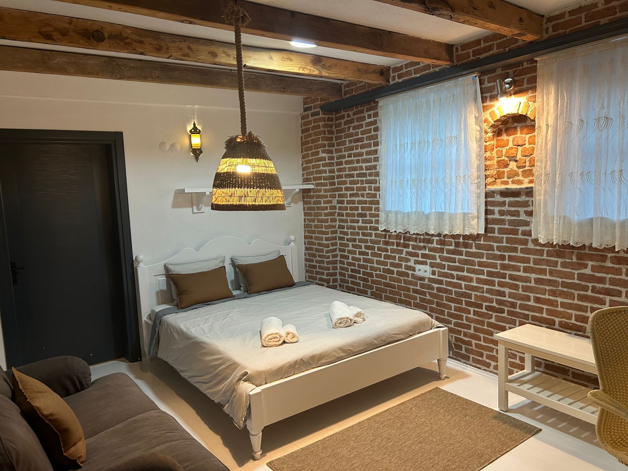 Ropa de cama de alta calidad y caja de seguridad en la habitación 