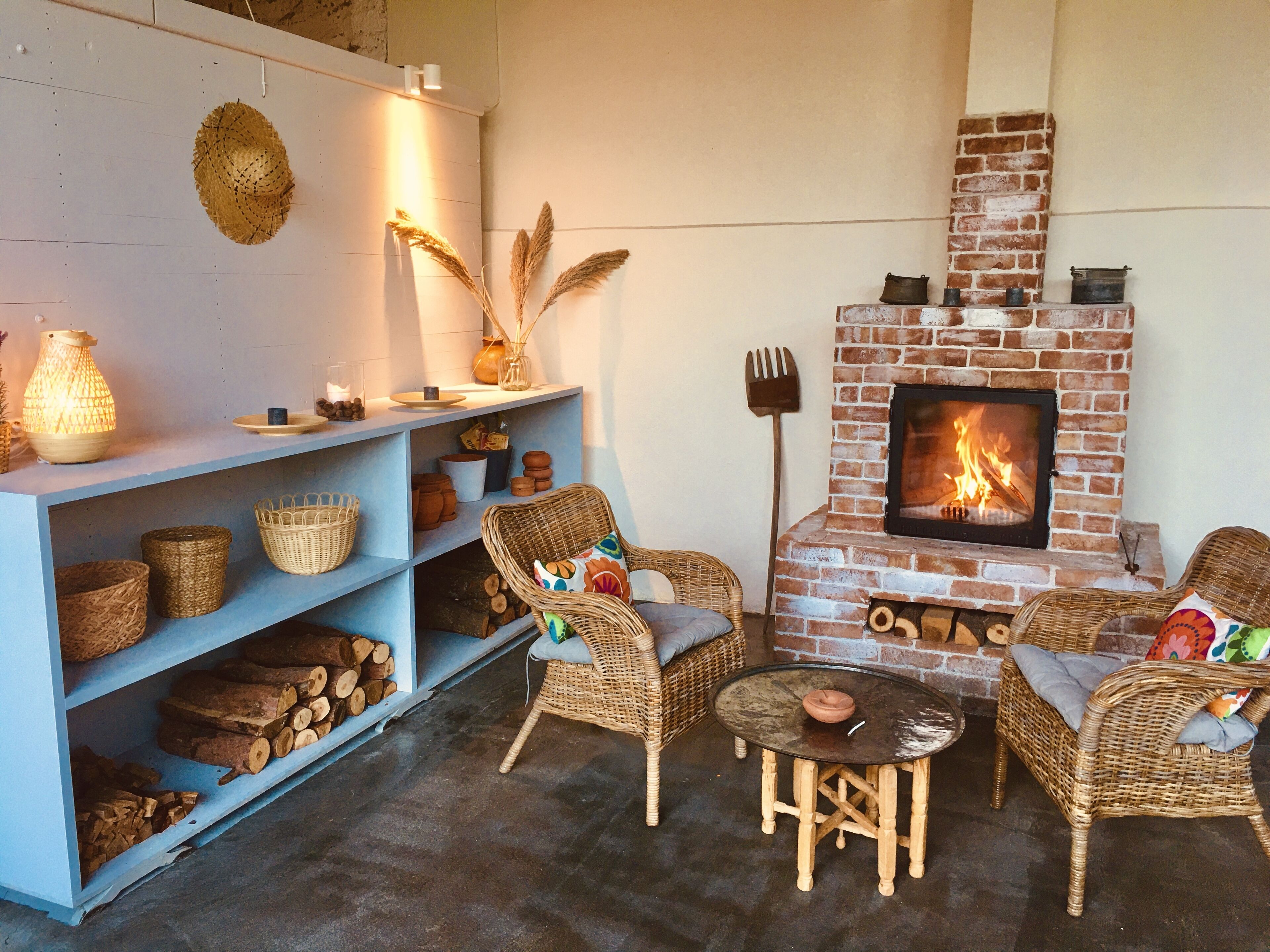 breakfast, lunch and dinner served