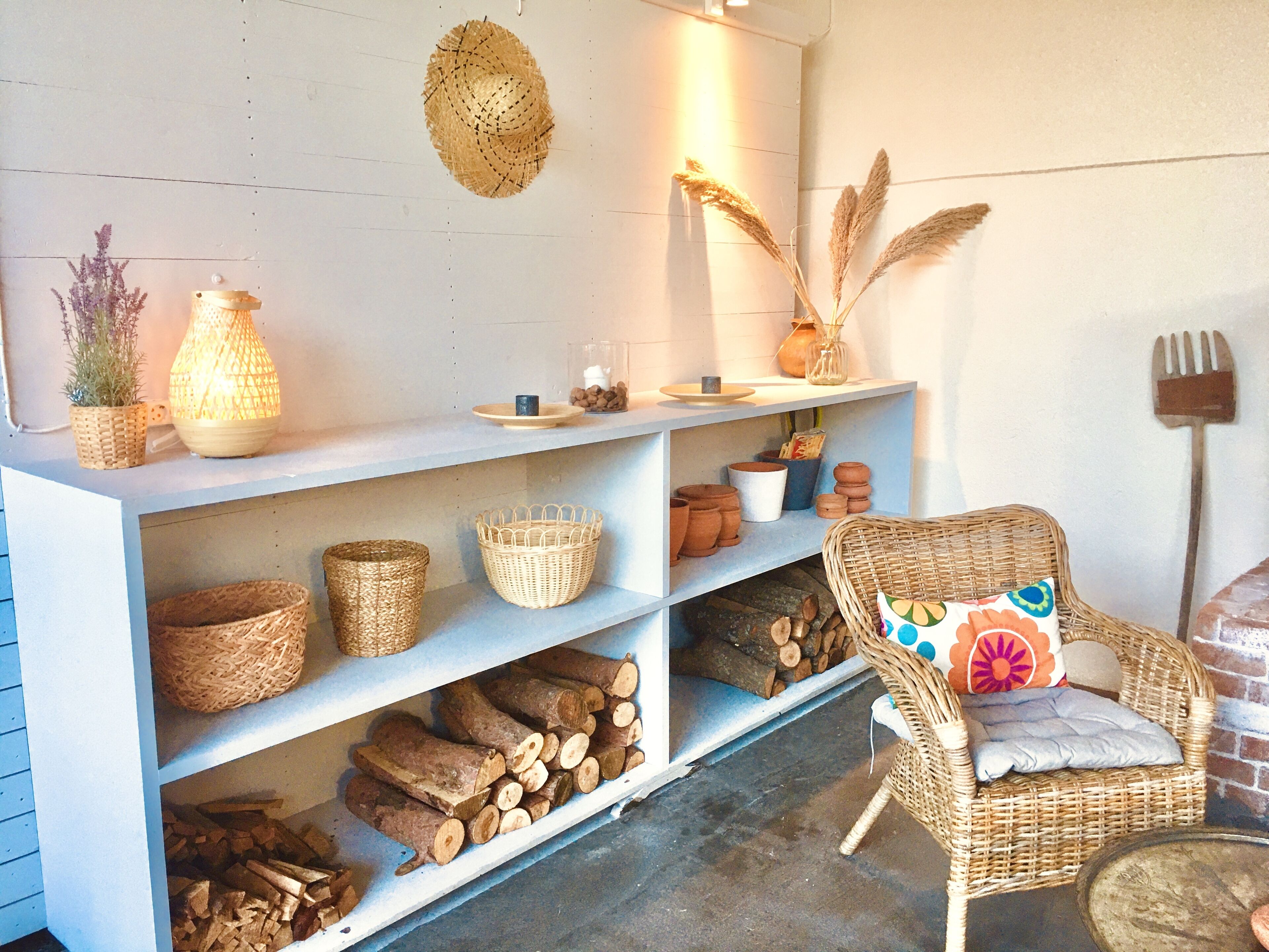 breakfast, lunch and dinner served