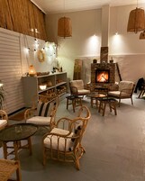 供应早餐、午餐和晚餐