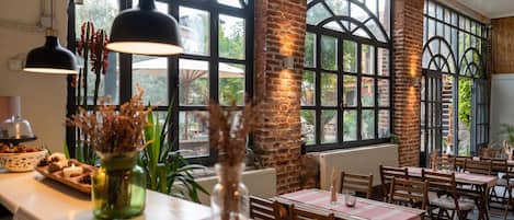 朝食、ランチ、ディナーに営業
