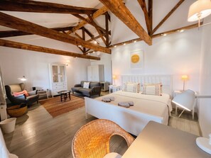 Premium bedding, in-room safe, individually decorated - Attalos Suites Hotel (Bergama)