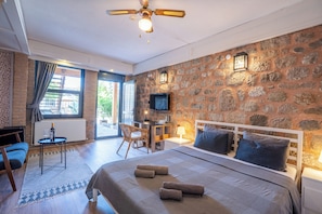 Habitación doble Deluxe, 1 cama matrimonial (with Fan) | Ropa de cama de alta calidad y caja de seguridad en la habitación