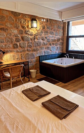 Premium bedding, in-room safe, individually decorated - Attalos Suites Hotel (Bergama)