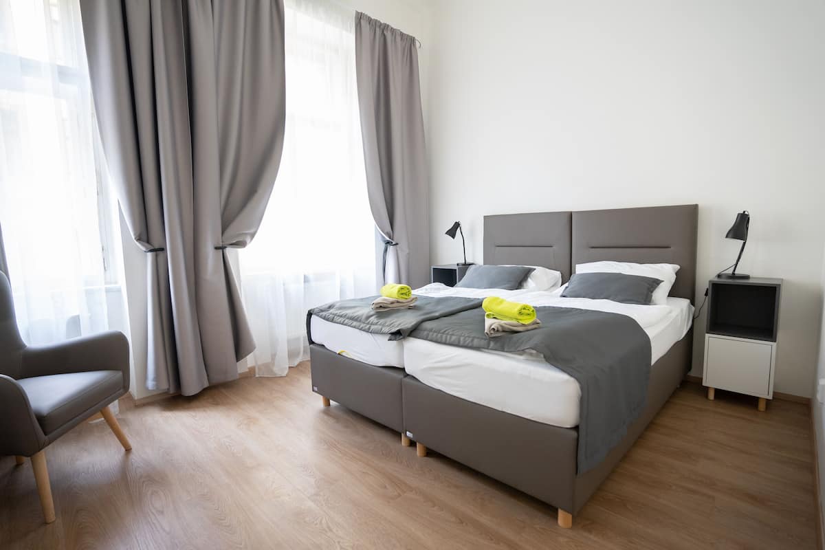 Apartemen Superior, 1 kamar tidur, dapur kecil | 1 kamar tidur, seprai antialergi, brankas, dan tirai kedap cahaya