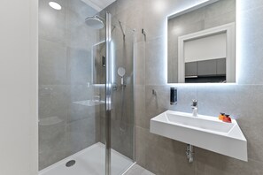 Amenidades de baño gratuitas, secadora de cabello, toallas, jabón 