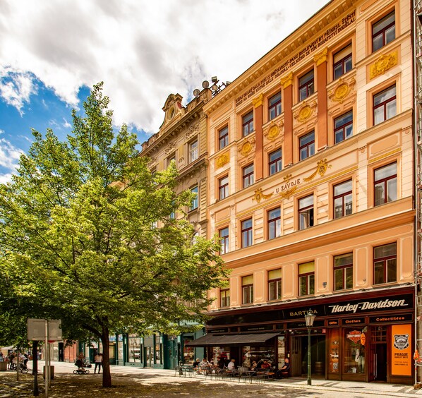 A historic building with ornate architectural details and a storefront for Harley-Davidson. - Residence St. Havel Prague Old Town (Prague)