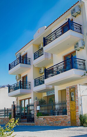 Front of property - Anthena Studios (Skiathos)
