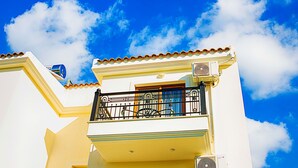Un immeuble doté d’un balcon, d’une fenêtre et d’un appareil de climatisation.